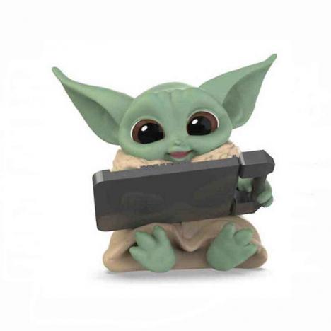 Star Wars Figura Baby Yoda con Tablet