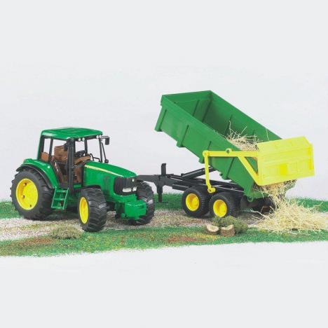 TRACTOR JOHN DEERE CON REMOLQ.